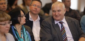 Бизнес Экспертный совет АИР: Если проверять все баллы, мы будем сидеть три недели 29.09.2012 ДО ОКОНЧАНИЯ АНТИКОРРУПЦИОННОЙ ПРОВЕРКИ В АИР ПРАВИЛА РАСПРЕДЕЛЕНИЯ ГОССУБСИДИЙ НЕ ИЗМЕНЯТСЯ. РАССМОТРЕНИЕ ОСТАВШИХСЯ ЗАЯВОК – ПОЛУФОРМАЛЬНОСТЬ? С рассмотрения оставшихся в минувшую среду за бортом программы «Социальный бизнес» проектов начал вчера экспертный совет агентства инвестиционного развития РТ. Личное вмешательство президента РТ Рустама Минниханова, возмущенного хаосом и произволом в АИР, и публичная «порка» собственных подчиненных-«стрелочников» главой агентства Линаром Якуповым не прошли даром. На взгляд корреспондента «БИЗНЕС Online», побывавшей на заседании, члены совета были заметно активнее и требовательнее к проектам, чем в первый конкурсный день.