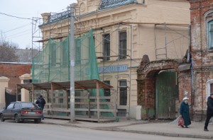 Слева - отреставрированный дом типографии "Миллэт", а жилому дому справа не нашелся инвестор Слева - отреставрированный дом типографии "Миллэт", а жилому дому справа не нашелся инвестор