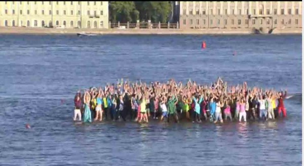 Выпускники из Петербурга устроили танцы на воде